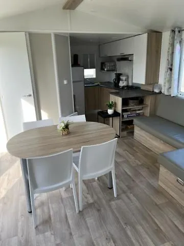 Moderne Stacaravan Campeggio